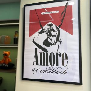 Amore di Contrabbando – Print con Cornice in Alluminio